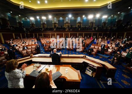 Washington, Stati Uniti. 28 Apr 2021. WASHINGTON, DC - APRILE 28: Il Presidente Joe Biden si rivolge ad una sessione congiunta del Congresso, con il Vice Presidente Kamala Harris e il Presidente della Camera Nancy Pelosi (D-Calif.) sui dais alle sue spalle, mercoledì 28 aprile 2021. Biden ha parlato con una nazione che cerca di emergere da crisi gemelle di pandemia ed economia scivola nel suo primo discorso ad una sessione congiunta del Congresso. (Foto di Melina Mara/Pool/Sipa USA) Credit: Sipa USA/Alamy Live News Foto Stock