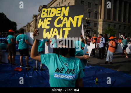 Un attivista chiede una riforma dell'immigrazione a seguito di una protesta sit-in nel centro di Washington, DC, il 28 aprile 2021. United We Dream, il più grande gruppo di giovani immigrati della nazione, ha chiesto al presidente degli Stati Uniti Joe Biden di arrestare tutte le deportazioni, le detentioni di fine confine e di fornire un ampio percorso verso la cittadinanza alla vigilia del suo centesimo giorno in carica. (Foto di Alejandro Alvarez/Sipa USA) Credit: Sipa USA/Alamy Live News Foto Stock