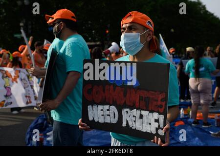 Un attivista chiede una riforma dell'immigrazione a seguito di una protesta sit-in nel centro di Washington, DC, il 28 aprile 2021. United We Dream, il più grande gruppo di giovani immigrati della nazione, ha chiesto al presidente degli Stati Uniti Joe Biden di arrestare tutte le deportazioni, le detentioni di fine confine e di fornire un ampio percorso verso la cittadinanza alla vigilia del suo centesimo giorno in carica. (Foto di Alejandro Alvarez/Sipa USA) Credit: Sipa USA/Alamy Live News Foto Stock