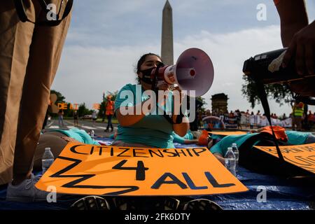 Un attivista parla attraverso un megafono durante una marcia per la riforma dell’immigrazione a Washington, DC, il 28 aprile 2021. United We Dream, il più grande gruppo di giovani immigrati della nazione, ha chiesto al presidente degli Stati Uniti Joe Biden di arrestare tutte le deportazioni, le detentioni di fine confine e di fornire un ampio percorso verso la cittadinanza alla vigilia del suo centesimo giorno in carica. (Foto di Alejandro Alvarez/Sipa USA) Credit: Sipa USA/Alamy Live News Foto Stock