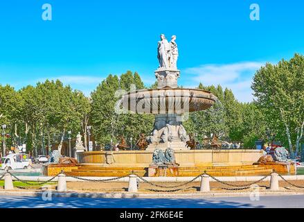 La splendida Fontaine de la Rotonde, situata tra la Piazza General de Gaulle e circondata da lussureggianti alberi di sicomoro, Aix-en-Provence, Francia Foto Stock