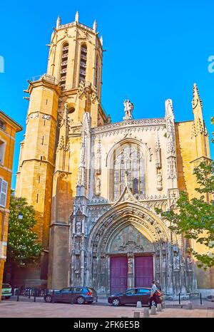 La splendida facciata gotica della Cattedrale di Saint Sauveur con alto campanile, un sacco di decorazioni in pietra intagliata e sculture di pareti, Rue Jacques de la Ro Foto Stock