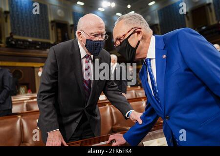 Washington, Stati Uniti. 28 Apr 2021. Il leader della maggioranza del Senato Charles E. Schumer, D-N.Y., a destra, parla con il Sen Patrick J. Leahy, D-Vt., prima che il Presidente Joe Biden presenti il suo primo discorso ad una sessione congiunta del Congresso due giorni prima del suo centesimo giorno di mandato, presso il Campidoglio degli Stati Uniti a Washington DC, mercoledì 28 aprile 2021. Foto in piscina di Melina Mara/UPI Credit: UPI/Alamy Live News Foto Stock