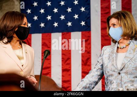 Washington, DC, Stati Uniti. 28 Apr 2021. Il Vice Presidente Harris, a sinistra, e il Presidente della Camera Nancy Pelosi (D-Calif.) arrivano prima che il Presidente Joe Biden intervenga in una sessione congiunta del Congresso, con il Vice Presidente Kamala Harris e il Presidente della Camera Nancy Pelosi (D-Calif.) sul canale alle sue spalle, mercoledì 28 aprile 2021. Credit: Melina Mara/Pool Via CNP/Media Punch/Alamy Live News Foto Stock