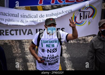 Ipiales, Narino, Colombia. 28 Apr 2021. Demostrator indossando maschera mentre sta urlando contro la riforma fiscale in Ipiales il 28 aprile 2021 Credit: Juan Camilo Erazo Caicedo/LongVisual/ZUMA Wire/Alamy Live News Foto Stock