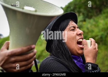 Ipiales, Narino, Colombia. 28 Apr 2021. Demostattor grida attraverso il megafono sul dissenso della riforma fiscale in Ipiales il 28 aprile 2021 accreditamento: Juan Camilo Erazo Caicedo/LongVisual/ZUMA Wire/Alamy Live News Foto Stock