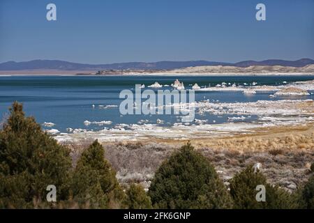 Panoramica del Lago Mono nella Sierra orientale California montagne Foto Stock