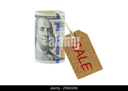 Arrotolato nuovo United dichiarato banconota da 100 dollari, rotolo di denaro con etichetta di VENDITA in sughero appeso, isolato su sfondo bianco Foto Stock