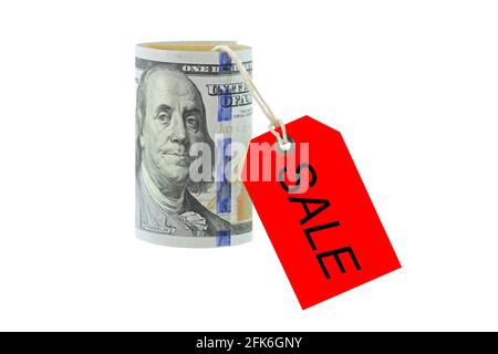 Nuova banconota United Stated da 100 dollari, rotolo di denaro con etichetta DI VENDITA rossa appesa, isolata su sfondo bianco Foto Stock