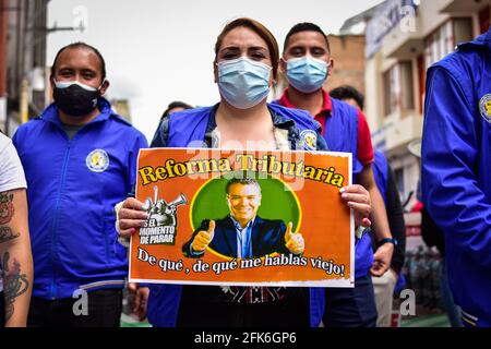 Ipiales, Narino, Colombia. 28 Apr 2021. Demostrator mostra un banner con un messaggio contro la riforma fiscale in Ipiales il 28 aprile 2021 Credit: Juan Camilo Erazo Caicedo/LongVisual/ZUMA Wire/Alamy Live News Foto Stock