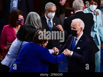 Washington, Stati Uniti. 28 Apr 2021. Il presidente Joe Biden è accolto dai membri della Camera dei rappresentanti degli Stati Uniti dopo aver portato il suo primo discorso congiunto a una sessione del Congresso presso il Campidoglio degli Stati Uniti a Washington DC, mercoledì 28 aprile 2021. Foto in piscina di Jim Watson/UPI Credit: UPI/Alamy Live News Foto Stock
