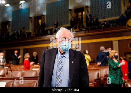 WASHINGTON, DC - APRILE 28: Il Sen. Bernie Sanders (i-Vt.) arriva prima che il Presidente Joe Biden affronti una sessione congiunta del Congresso, con il Vice Presidente Kamala Harris e il Presidente della Camera Nancy Pelosi (D-Calif.) sul canale alle sue spalle, mercoledì 28 aprile 2021. Biden ha parlato con una nazione che cerca di emergere da crisi gemelle di pandemia ed economica scivola nel suo primo discorso ad una sessione congiunta di Congress.Credit: Melina Mara/Pool via CNP | uso in tutto il mondo Foto Stock