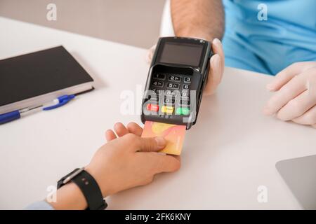 Paziente a pagamento per consultazione in clinica via terminale Foto Stock