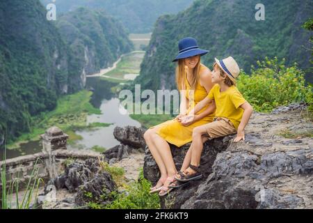 Madre e figli turisti sul lago Tam Coc e pagoda del tempio di Hang Mua, Ninh Binh, Viet nam. È un sito patrimonio dell'umanità dell'UNESCO, rinomato per il suo Foto Stock