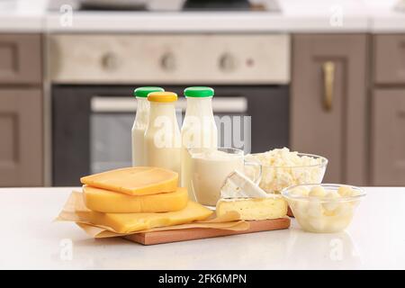 Diversi latticini sul tavolo in cucina Foto Stock