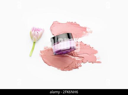 Composizione con vasetto di argilla cosmetica e fiore su bianco sfondo Foto Stock