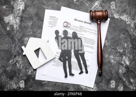 Figure di famiglia con il gavel del giudice e il decreto di divorzio su sfondo grunge Foto Stock