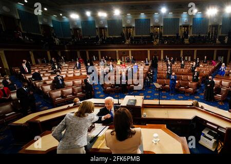 Il Presidente Joe Biden gomito dossi il Presidente della Camera Nancy Pelosi (D-Calif.) mentre si rivolge ad una sessione congiunta del Congresso, con il Vice Presidente Kamala Harris e Pelosi sui dais alle sue spalle, mercoledì 28 aprile 2021. Biden ha parlato con una nazione che cerca di emergere da crisi gemelle di pandemia ed economia scivola nel suo primo discorso ad una sessione congiunta del Congresso. Foto di Melina Mara/piscina/ABACAPRESS.COM Foto Stock