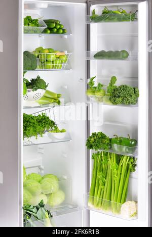Verdure fresche in frigorifero aperto Foto Stock