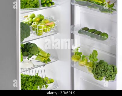 Verdure fresche in frigorifero aperto, guardaroba Foto Stock