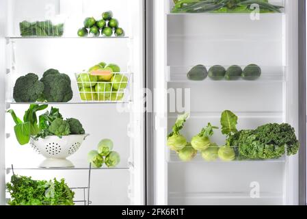 Verdure fresche in frigorifero aperto, guardaroba Foto Stock