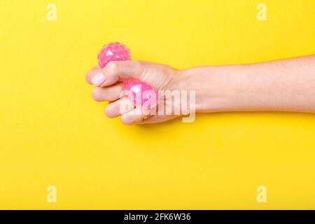 Donna spremitura palla antistress su sfondo bianco, primo piano Foto stock  - Alamy