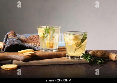 Bicchieri di limonata di zenzero sul tavolo Foto Stock