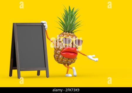 Fun Cartoon Fashion Hipster Cut Pineapple persona personaggio Mascot con menu in legno vuoto Blackboards Outdoor Display su sfondo giallo. Rendering 3d Foto Stock