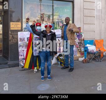 Un trio di manifestanti a favore della democrazia e dei diritti umani al di fuori della casa ugandese, ufficio dell'alta Commissione ugandese, Trafalgar Square, Londra, Inghilterra, Regno Unito Foto Stock