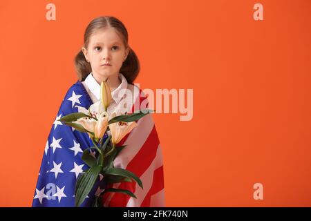 Bambina con bandiera USA e fiori su sfondo a colori. Festa del Memorial Day Foto Stock