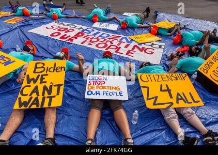 Washington, DC, Stati Uniti. 28 Aprile 2021. Nella foto: Gli immigrati con noi Uniti Dream si trovano e bloccano uno degli intersezioni più trafficate a washington marzo per chiedere la fine delle deportazioni. Credit: Alison C Bailey / Alamy Live News Foto Stock