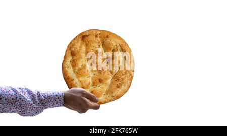 Mano che tiene Ramadan Pita ( Ramazan Pidesi ) su sfondo bianco isolato Foto Stock