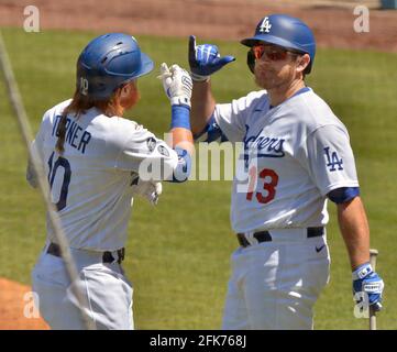 Los Angeles, Stati Uniti. 28 Apr 2021. Justin Turner di Los Angeles Dodgers festeggia con Max Muncy dopo aver fatto una corsa in casa solista nel terzo inning al Dodger Stadium di Los Angeles mercoledì 28 aprile 2021. I Dodgers sconfissero i Reds con una rout del 8-0. Foto di Jim Ruymen/UPI Credit: UPI/Alamy Live News Foto Stock