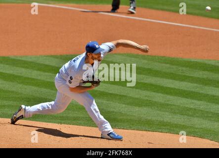 Los Angeles, Stati Uniti. 28 Apr 2021. Clayton Kershaw, il lanciatore di partenza di Los Angeles Dodgers, si mette in campo nel settimo assalto contro i Cincinnati Reds al Dodger Stadium di Los Angeles mercoledì 28 aprile 2021. I Dodgers sconfissero i Reds con un 8-0. Foto di Jim Ruymen/UPI Credit: UPI/Alamy Live News Foto Stock