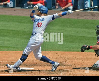 Los Angeles, Stati Uniti. 28 Apr 2021. Justin Turner di Los Angeles Dodgers ha fatto una corsa in casa solista nel terzo inning al Dodger Stadium di Los Angeles mercoledì 28 aprile 2021. I Dodgers sconfissero i Reds con una rout del 8-0. Foto di Jim Ruymen/UPI Credit: UPI/Alamy Live News Foto Stock