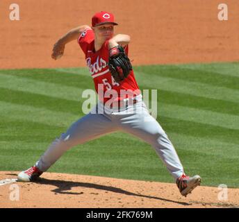 Los Angeles, Stati Uniti. 28 Apr 2021. Il lanciatore di Cincinnati Reds Sonny Grey si snoda per tenere un passo nel secondo assalto contro i Los Angeles Dodgers al Dodger Stadium di Los Angeles mercoledì 28 aprile 2021. I Dodgers sconfissero i Reds con una rout del 8-0. Foto di Jim Ruymen/UPI Credit: UPI/Alamy Live News Foto Stock