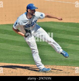 Los Angeles, Stati Uniti. 28 Apr 2021. Clayton Kershaw, il lanciatore di partenza di Los Angeles Dodgers, si mette in campo nel settimo assalto contro i Cincinnati Reds al Dodger Stadium di Los Angeles mercoledì 28 aprile 2021. I Dodgers sconfissero i Reds con una rout del 8-0. Foto di Jim Ruymen/UPI Credit: UPI/Alamy Live News Foto Stock