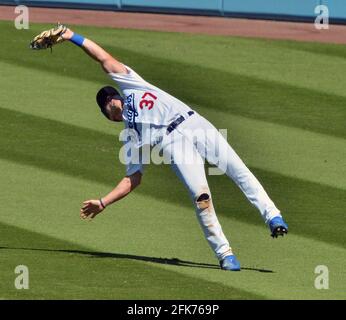 Los Angeles, Stati Uniti. 28 Apr 2021. Luke Raley di Los Angeles Dodgers blocca il sole mentre fa volare la cattura del pop-up Eugenio Sueraz di Cincinnati Reds nel settimo inning al Dodger Stadium di Los Angeles mercoledì 28 aprile 2021. I Dodgers sconfissero i Reds con una rout del 8-0. Foto di Jim Ruymen/UPI Credit: UPI/Alamy Live News Foto Stock