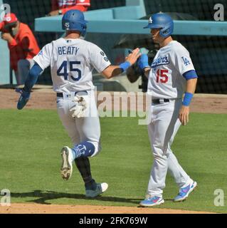 Los Angeles, Stati Uniti. 28 Apr 2021. Il Matt Beaty (45) di Los Angeles Dodgers festeggia con Matt Barnes (15) dopo aver segnato contro i Cincinnati Reds nell'ottavo inning al Dodger Stadium di Los Angeles mercoledì 28 aprile 2021. I Dodgers sconfissero i Reds con una rout del 8-0. Foto di Jim Ruymen/UPI Credit: UPI/Alamy Live News Foto Stock