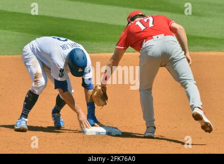 Los Angeles, Stati Uniti. 28 Apr 2021. Chris Taylor di Los Angeles Dodgers è sicuro sul rubato come secondo baseman di Cincinnati Reds applica il tag nel secondo inning al Dodger Stadium di Los Angeles mercoledì 28 aprile 2021. I Dodgers sconfissero i Reds con una rout del 8-0. Foto di Jim Ruymen/UPI Credit: UPI/Alamy Live News Foto Stock