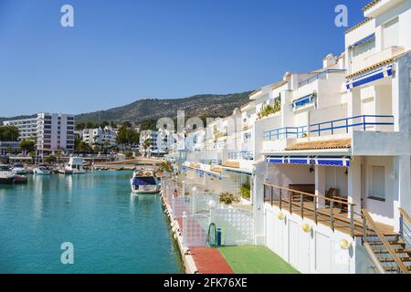 Alcossebre, Spagna. 13 marzo 2021. Vista di 'Les Fonts Marina' in una giornata di sole. Porto nella costa mediterranea spagnola. Foto Stock