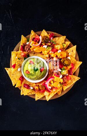 Nachos con manzo e guacamole, colpo d'alto su uno sfondo scuro Foto Stock