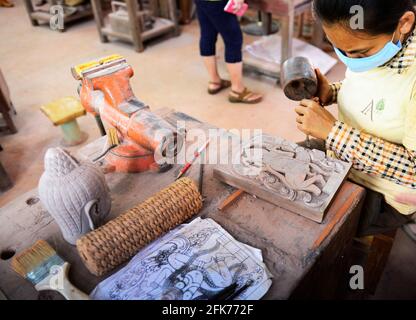 Un artigiano cambogiano che lavora su un artigianato del legno a Siem Reap, Cambogia. Foto Stock