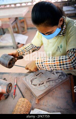 Un artigiano cambogiano che lavora su un artigianato del legno a Siem Reap, Cambogia. Foto Stock