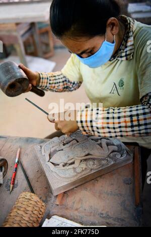 Un artigiano cambogiano che lavora su un artigianato del legno a Siem Reap, Cambogia. Foto Stock