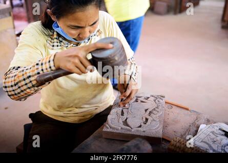 Un artigiano cambogiano che lavora su un artigianato del legno a Siem Reap, Cambogia. Foto Stock