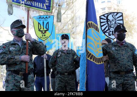 KYIV, UCRAINA - 28 APRILE 2021 - gli uomini in uniformi camuffate vengono raffigurati durante la marcia di Vyshyvankas, celebrata in occasione del 76° anniversario della fondazione della prima Divisione Ucraina del Volontariato, Kyiv, capitale dell'Ucraina. Credit: Ukrinform/Alamy Live News Foto Stock