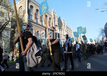 KIEV, UCRAINA - 28 APRILE 2021 - i partecipanti della marcia di Vyshyvankas tenuto per celebrare il 76 ° anniversario della fondazione della prima Divisione Ucraina volontari passare oltre la Banca Nazionale di Ucraina edificio, Kyiv, capitale dell'Ucraina. Credit: Ukrinform/Alamy Live News Foto Stock