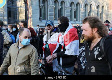 KYIV, UCRAINA - 28 APRILE 2021 - gli uomini con le storiche bandiere bianco-rosso-bianco della Bielorussia fanno parte della marcia di Vyshyvankas che si dirige dalla stazione della metropolitana Arsenalna a Maidan Nezalezhnosti nel 76° anniversario della fondazione della prima Divisione Ucraina Volontariato, Kyiv, capitale dell'Ucraina. Credit: Ukrinform/Alamy Live News Foto Stock