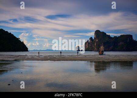 Una barca a coda lunga con coda lunga a bassa marea sulla spiaggia di Koh Dalum a Koh Phi Phi Don. Foto Stock